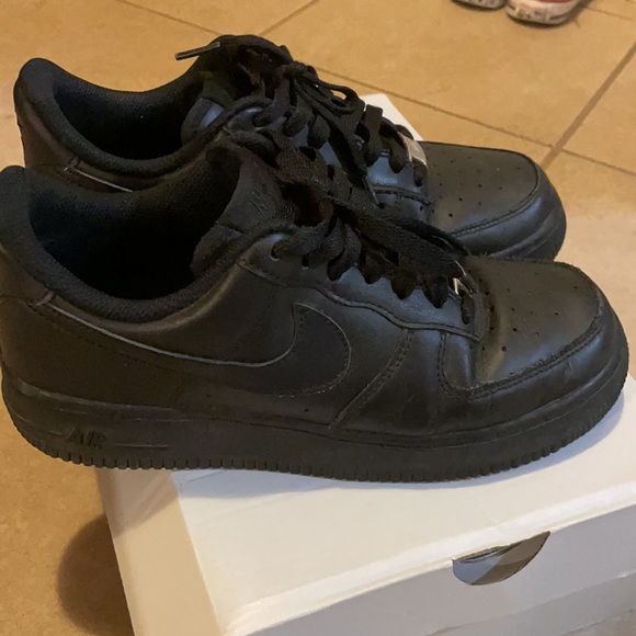 Nike air force shoes, black, size: UK 4.5 US7 - Picture 2 of 5